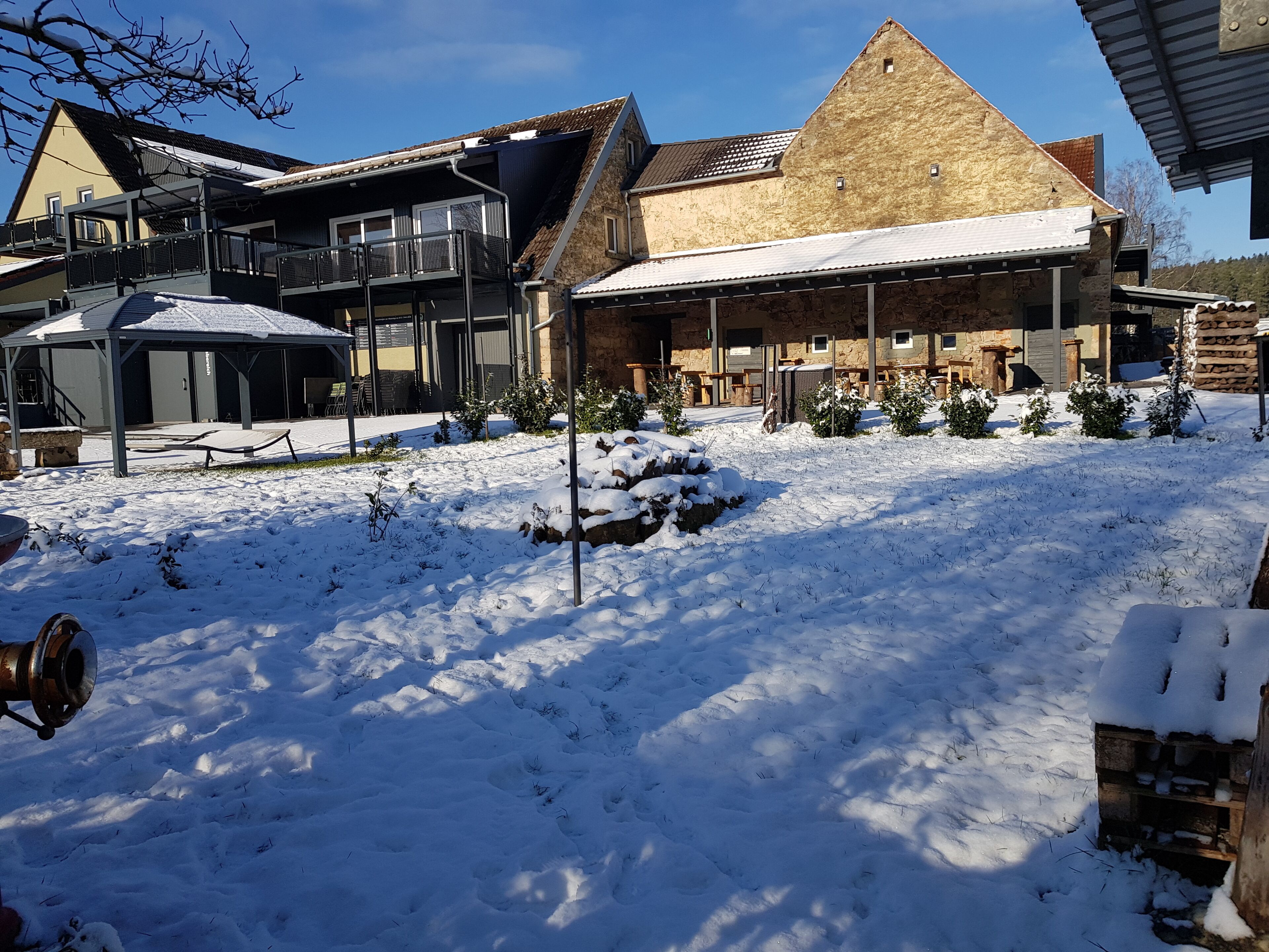 Deluxe-Dreibettzimmer, Mehrere Betten, Balkon, Blick auf den Innenhof (Nr. 1108) | Hochwertige Bettwaren, Minibar, individuell dekoriert