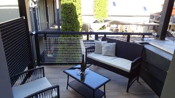 Deluxe-Doppelzimmer, 1 Queen-Bett, Balkon, Blick auf den Innenhof (Nr. 1102) | Balkon