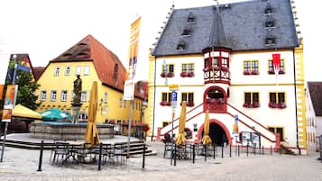 Deluxe-Doppelzimmer, 1 Queen-Bett, Balkon, Blick auf den Innenhof (Nr. 1106) | Hochwertige Bettwaren, individuell dekoriert, individuell eingerichtet