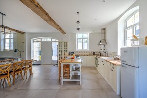 Kühlschrank, Mikrowelle, Ofen, Geschirrspüler