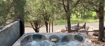 Whispering Pines Cabin with Hot Tub in Ruidoso 