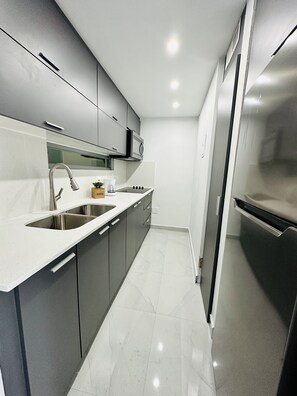 Kjøleskap, mikrobølgeovn, kokeplater og kaffetrakter/tekoker