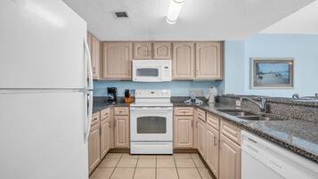 Refrigerador, microondas, horno, placa de cocina