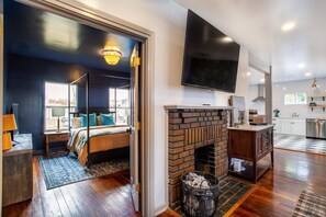 4 bedrooms, desk, iron/ironing board, free WiFi