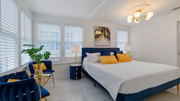 2 habitaciones, escritorio y tabla de planchar con plancha