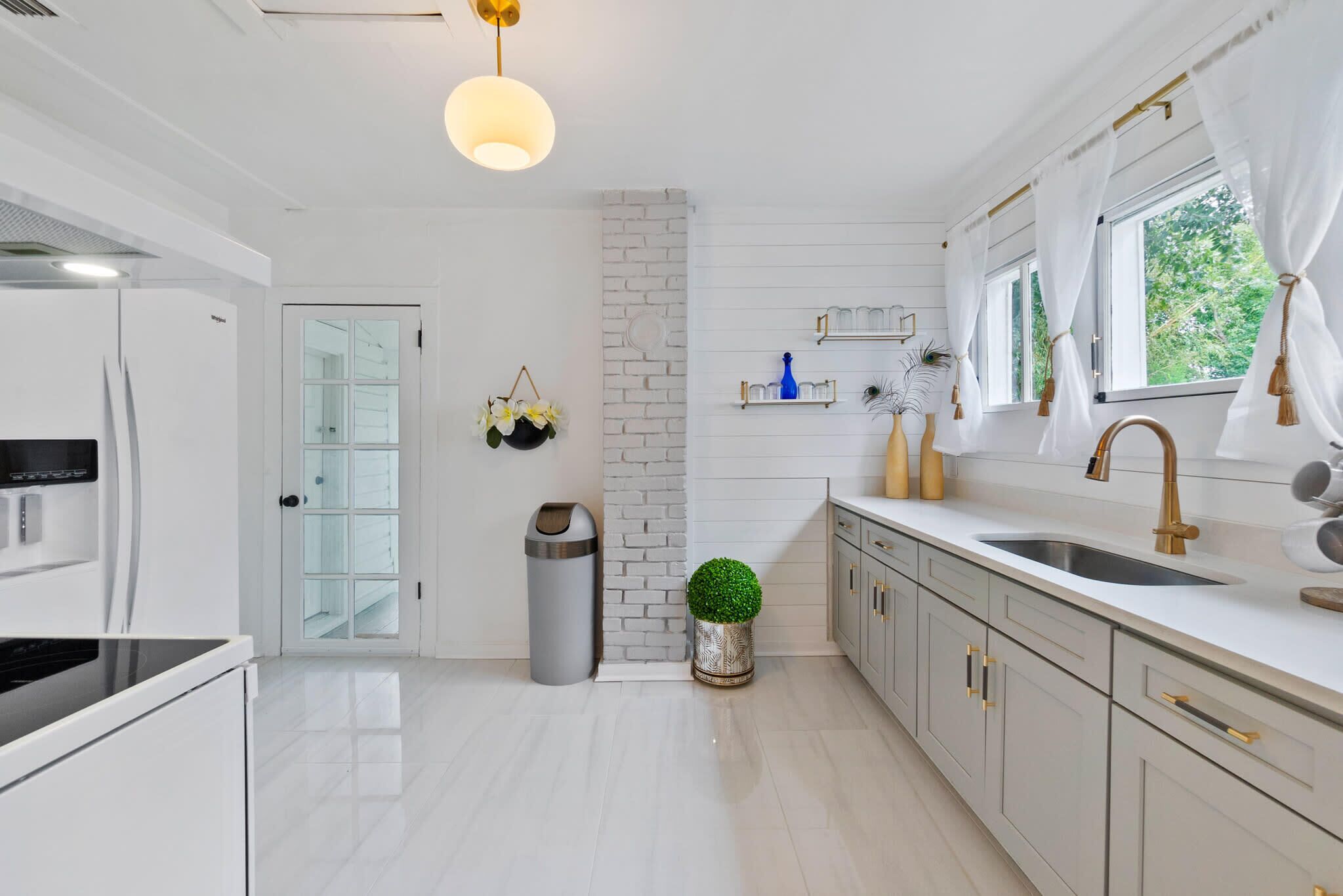 Kylskåp, mikrovågsugn, ugn och spishäll