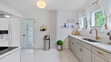 KylskÄp, mikrovÄgsugn, ugn och spishÀll