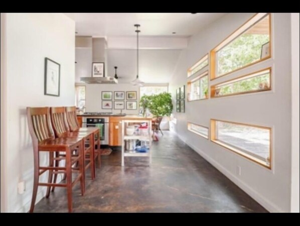 Fridge, microwave, oven, stovetop - 3/2 Mod Hideaway, Laid-back Loft. ACL/ S Congress/ Downtown. Dog-Friendly (Austin)