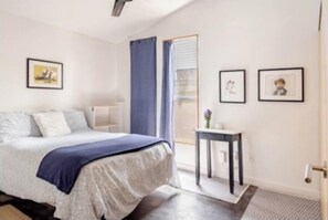 3 bedrooms, desk, free WiFi, bed sheets - 3/2 Mod Hideaway, Laid-back Loft. ACL/ S Congress/ Downtown. Dog-Friendly (Austin)