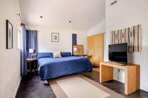 3 室のベッドルーム、デスク、WiFi (無料)、ベッドシーツ