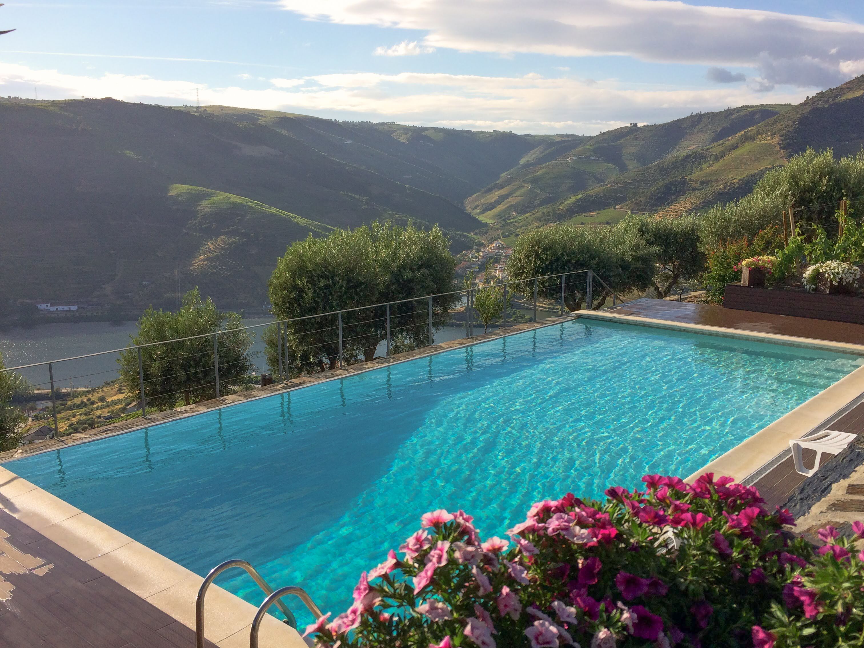 Piscina com vista para um vale e colinas.