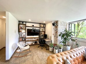 Smart-TV, Bücher, Stereoanlage, Computerbildschirme