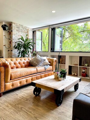 Smart-TV, Bücher, Stereoanlage, Computerbildschirme