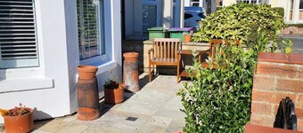 Quite, spacious ground floor flat. 5 mins from sea