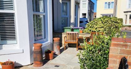 Quite, spacious ground floor flat. 5 mins from sea