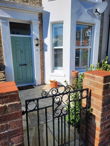 Quite, spacious ground floor flat. 5 mins from sea