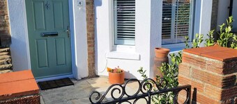 Quite, spacious ground floor flat. 5 mins from sea