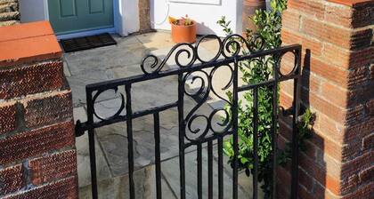 Quite, spacious ground floor flat. 5 mins from sea