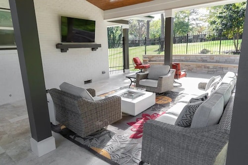 New Hope House! 20 Min to RDU| Outdoor Kitchen!