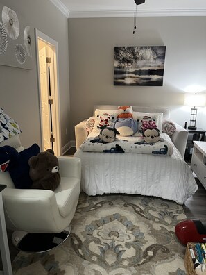 4 bedrooms, desk, iron/ironing board, travel cot - New Hope House! 20 Min to RDU| Outdoor Kitchen! (Raleigh)