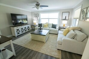 Smart TV, video games, books, printers - New Hope House! 20 Min to RDU| Outdoor Kitchen! (Raleigh)