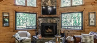 'Make Your Mark' Cozy Sapphire Cabin with Hot Tub