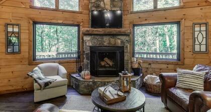 'Make Your Mark' Cozy Sapphire Cabin with Hot Tub