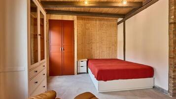 1 bedroom, desk, WiFi, bed sheets