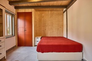 1 bedroom, desk, WiFi, bed sheets
