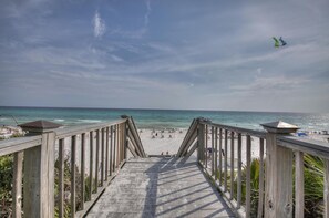 Plage à proximité, chaises longues, serviettes de plage
