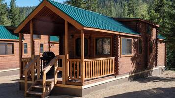 Cabane, plusieurs lits, salle de bains privée, cÎté montagne | Terrasse/Patio