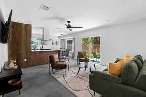 Smart TV - Modern 3BR • Sleeps 6 • DT | SXSW | MotoGP | COTA (Austin)