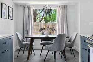 Dining - Modern 3BR • Sleeps 6 • DT | SXSW | MotoGP | COTA (Austin)