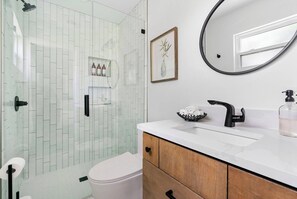 Bathtub, hair dryer - Modern 3BR • Sleeps 6 • DT | SXSW | MotoGP | COTA (Austin)