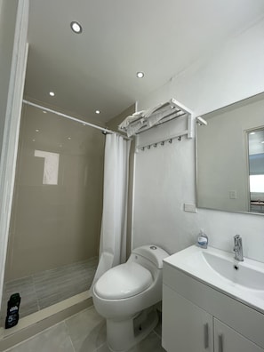 Douche, sĂšche-cheveux, serviettes fournies, savon