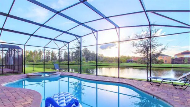 Una piscina cubierta al aire libre con vistas claras del paisaje circundante.
