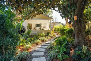 Property grounds - Charming Upscale Beach House - Master Suite (Mount Pleasant)