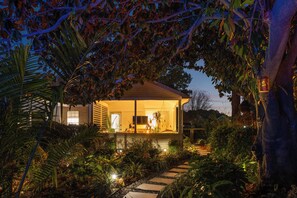 Exterior - Charming Upscale Beach House - Master Suite (Mount Pleasant)