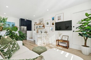 Room - Charming Upscale Beach House - Master Suite (Mount Pleasant)