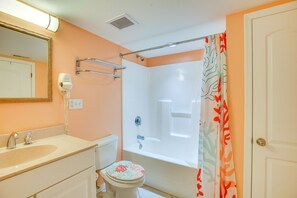 Ein Badezimmer mit Waschbecken, Toilette und Badewanne.