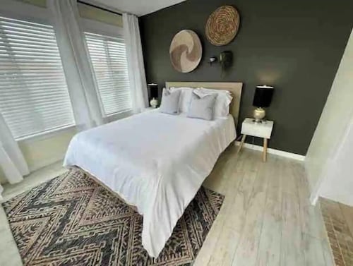 Prime Location! 5min to the Beach/Cruises