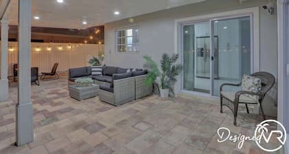 Stunning 4BR Hted Pool &Jacuzzi Close 2 the Beach