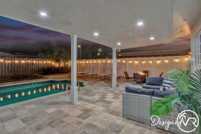 Stunning 4BR Hted Pool &Jacuzzi Close 2 the Beach