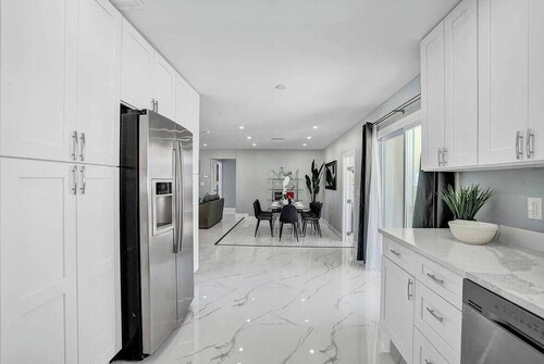 Stunning 4BR Hted Pool &Jacuzzi Close 2 the Beach