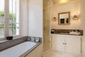 Combined shower/bathtub, hair dryer, towels, soap