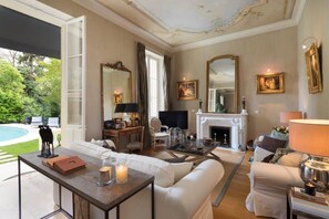 Smart TV, fireplace, books