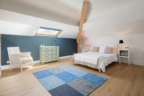 6 bedrooms, desk, iron/ironing board, free WiFi