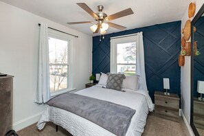 4 chambres, bureau, fer et planche à repasser, lit de bébé portatif