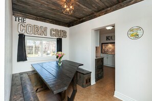 Dining - The CORN CRIB: Spa - Game Room - BBQ - Office - DOWNTOWN - Sleeps 14 (Des Moines)