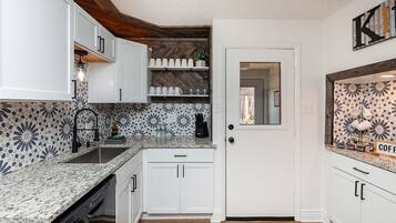 冰箱、微波炉、烤箱、炉灶